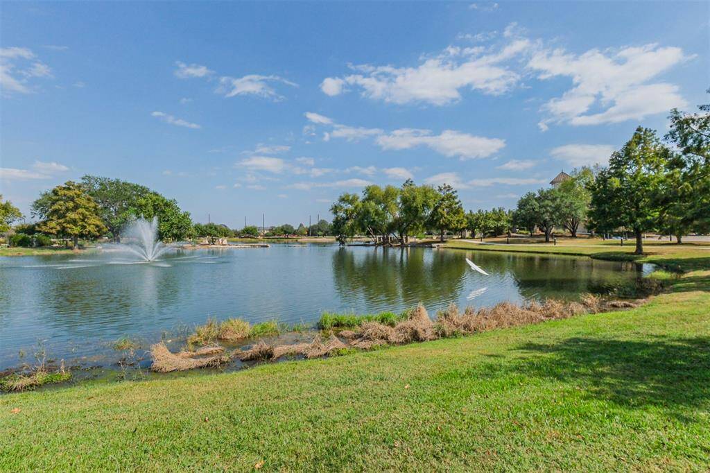Come live your best life in Katy's Firethorne at 28806 Crested Butte!