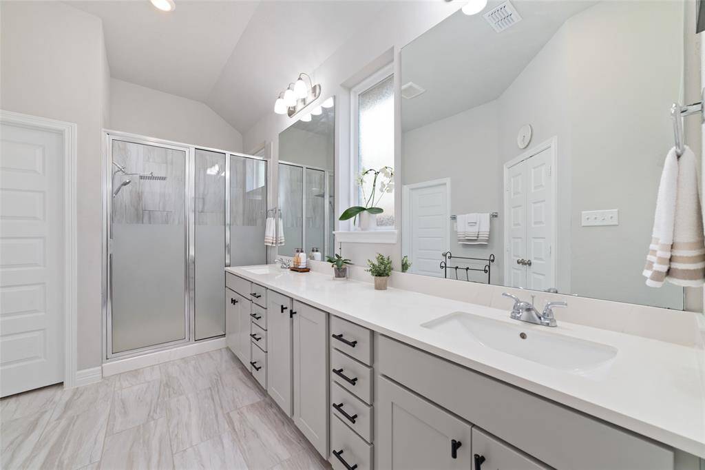 WALK IN MASTER SHOWER