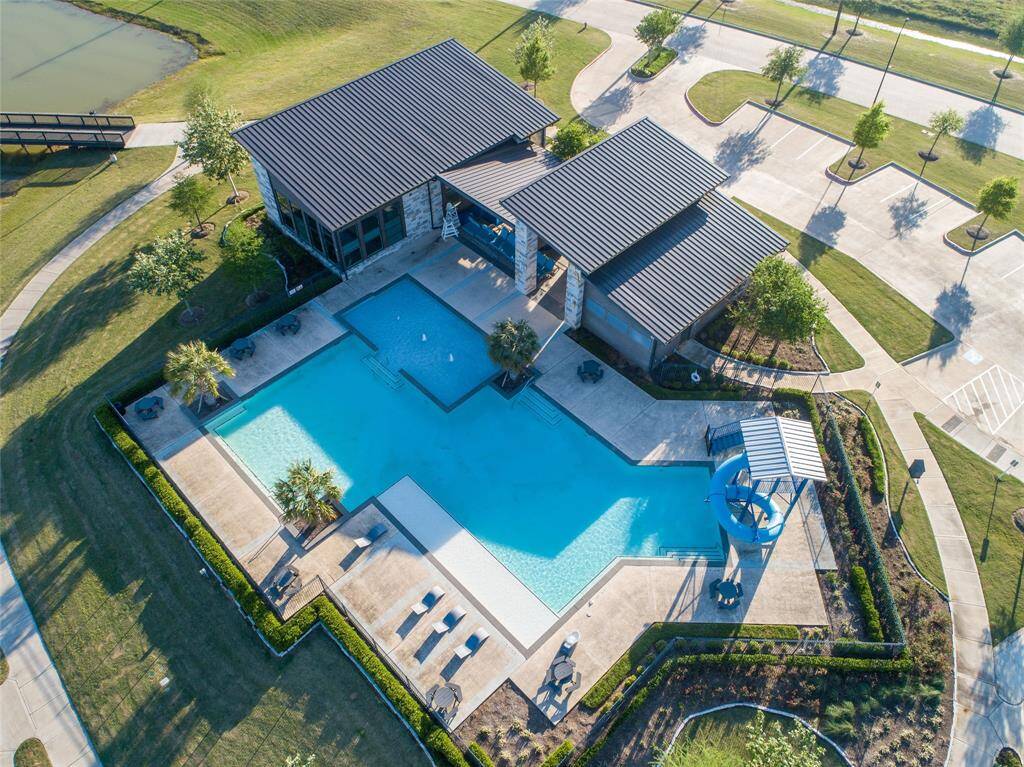 MULTIPLE DOCKS SURROUND COMMUNITY