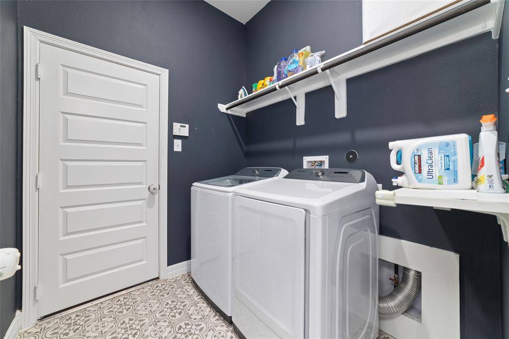 ENTERY TO GARAGE THROUGH LAUNDRY ROOM