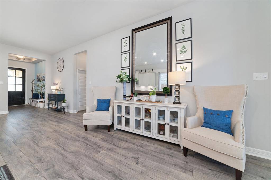 ROOM FOR MULTIPLE SITTING AREAS