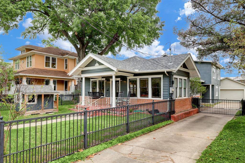 This home has a fully fenced front yard, with plenty of driveway space. *Photos are from a previous listing and may not reflect the property's current condition.
