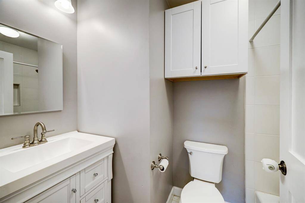 Full bathroom upstairs with tub/shower combo. *Photos are from a previous listing and may not reflect the property's current condition.
