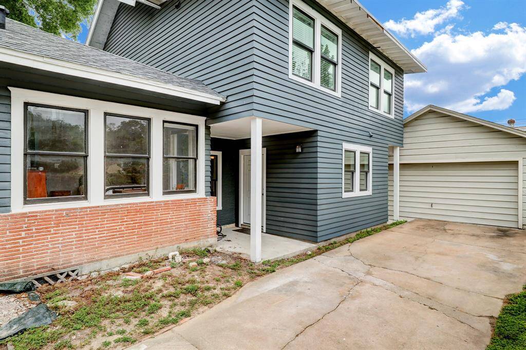 Must see this amazing home in the Woodland Heights with lots of space!!! *Photos are from a previous listing and may not reflect the property's current condition.