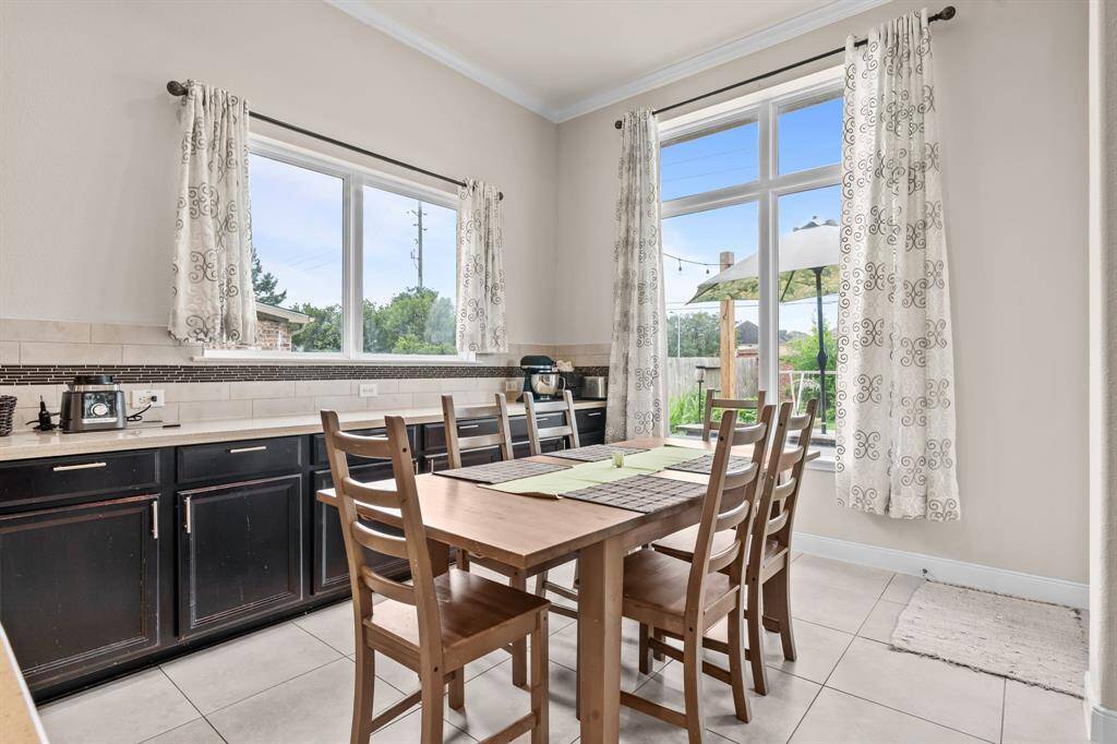 Spacious Breakfast area to enjoy with your family !