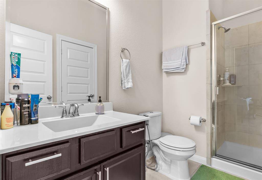 Full Bathroom upstairs !