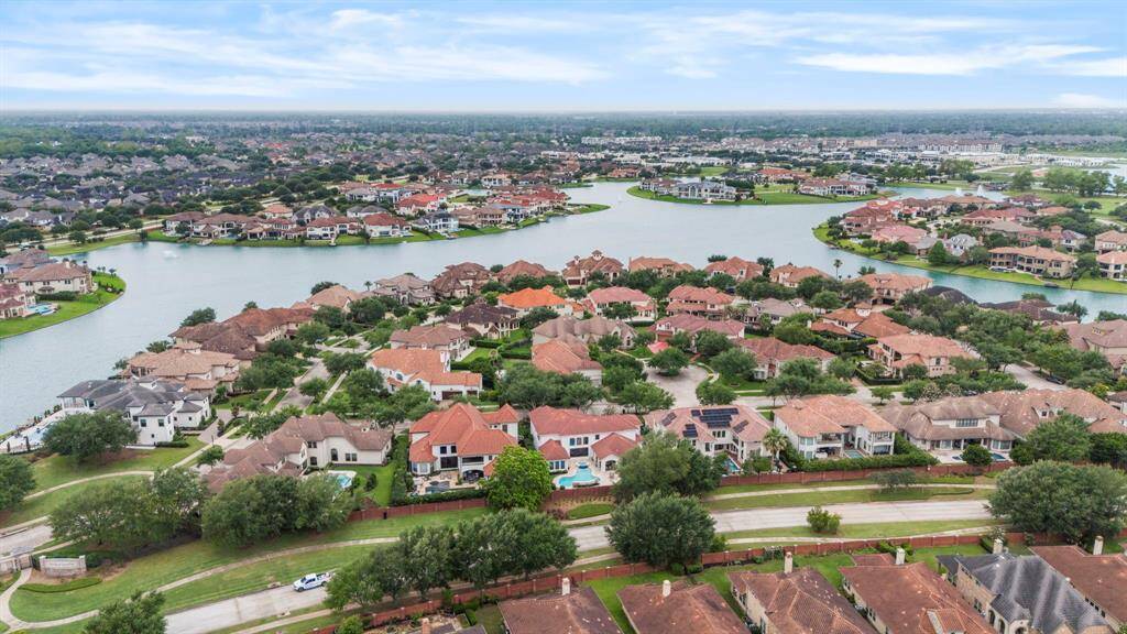 Experience the award-winning lifestyle of Riverstone, with access to world-class amenities including resort-style pools, fitness centers, lakes, parks, and trails.