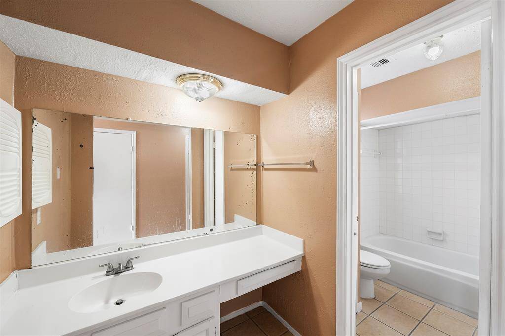 Primary ensuite with large mirror and ample counterspace makes the morning rush a breeze.