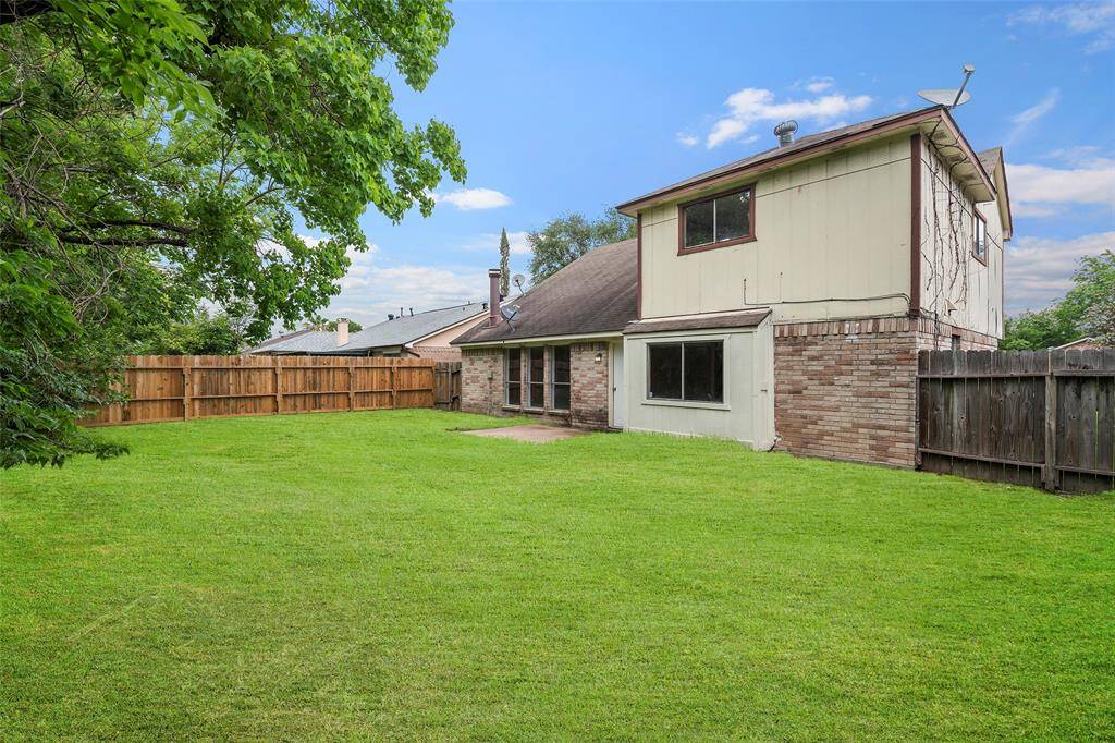 Plenty of space for a firepit, pool etc. Great spot for entertaining.