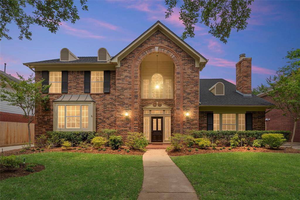 Welcome to 4423 Nassau Dr, Sugar Land – a beautifully maintained home that blends comfort, charm, and functionality in one of Sugar Land’s most established neighborhoods.