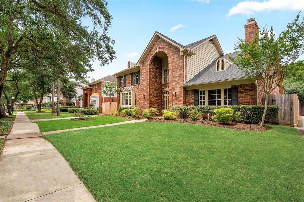 The front of the home showcases a lush, well-maintained lawn that adds to its inviting curb appeal. Mature landscaping and vibrant greenery create a warm welcome, offering a beautiful first impression as you arrive at the property.