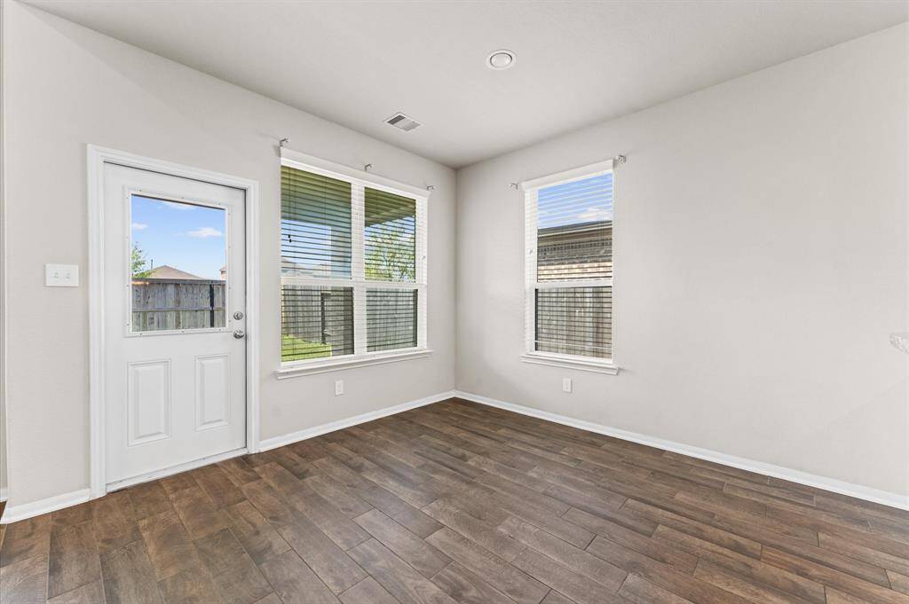 Breakfast room or 2nd dinning room. backyard exit