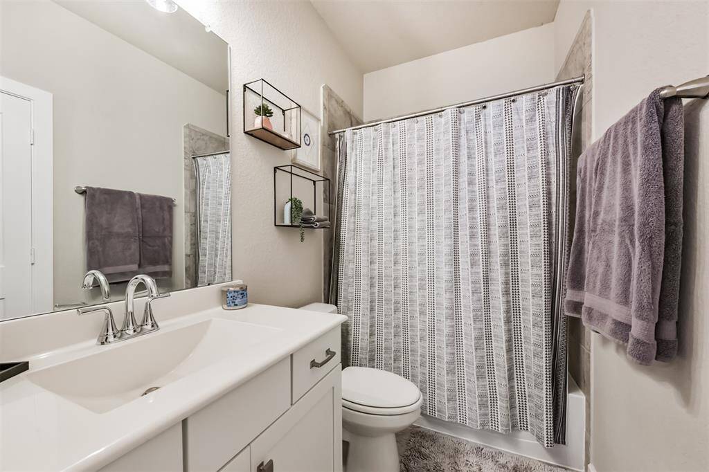 Secondary Bathroom (1 of 2)