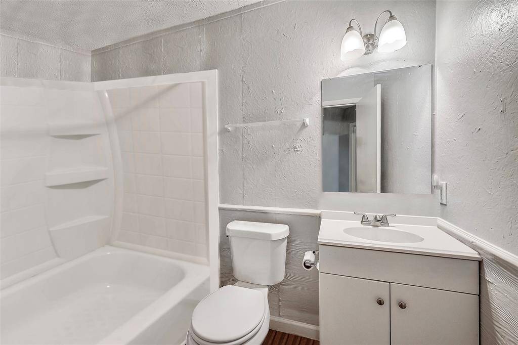 The bathroom features a shower/tub combo