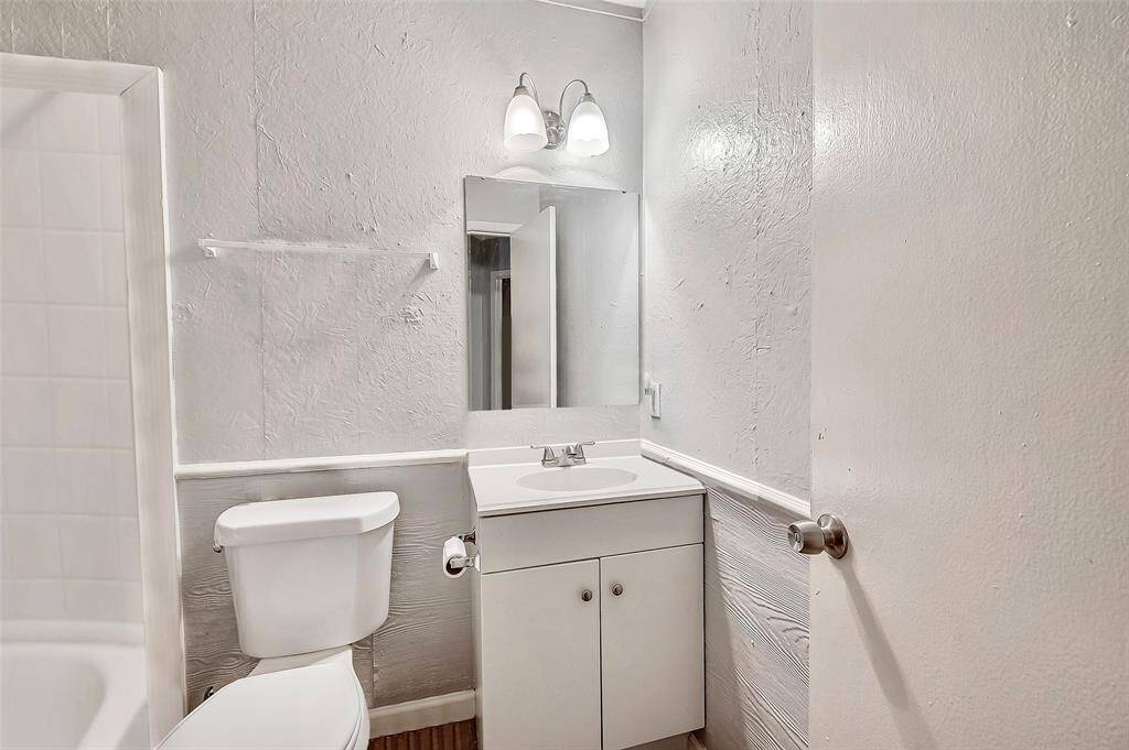 A different view of the bathroom
