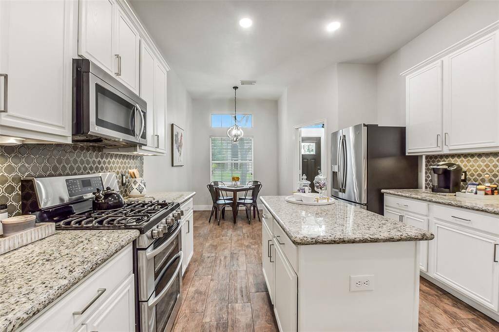 Gas stove & double ovens!