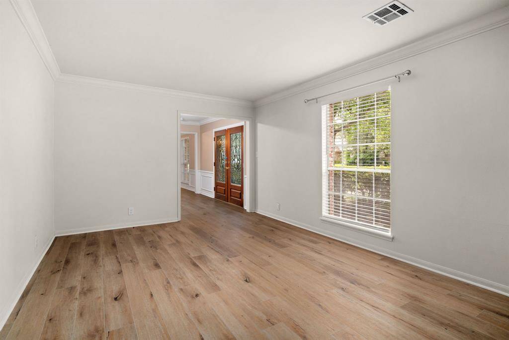 Formal living room 18x11, overlooks front yard.