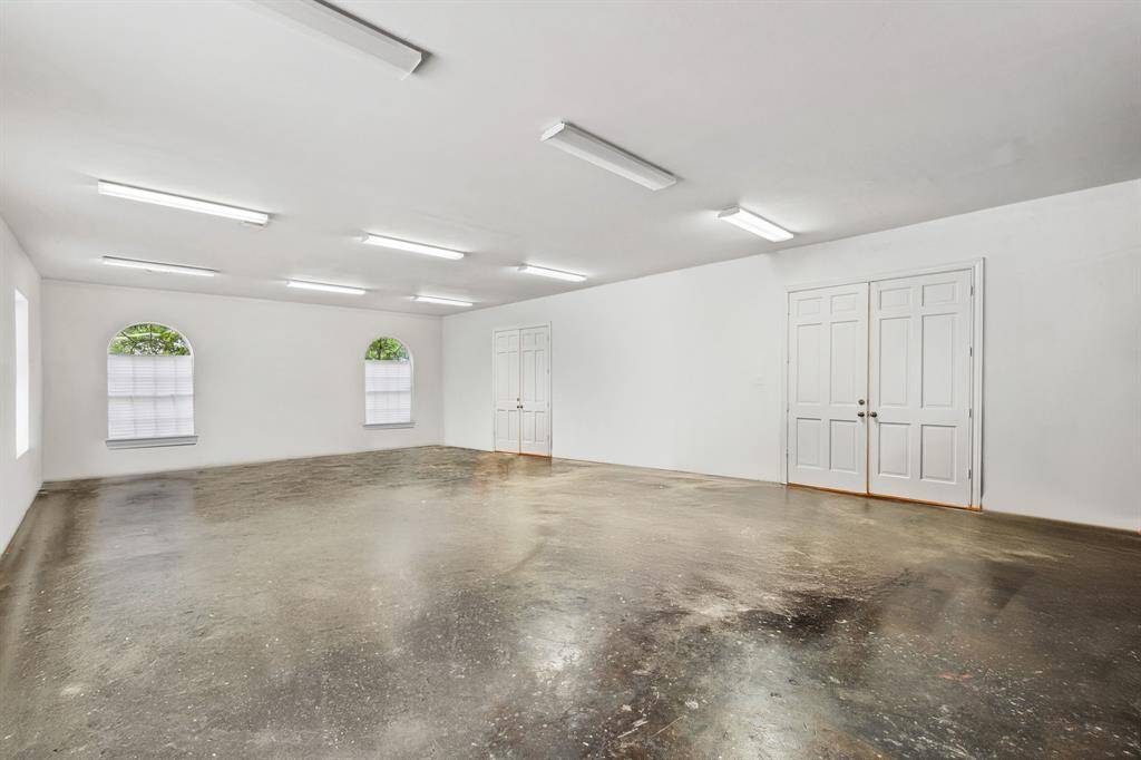 This spacious indoor workshop and storage room is ideal for all your DIY projects, whether you're building, crafting, or gardening. With plenty of room for tools and supplies, it offers a practical and organized space for your hobbies and hands-on activities.