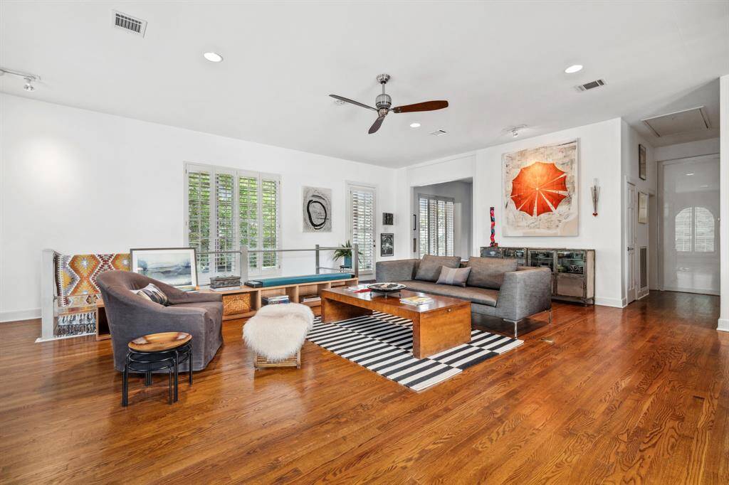 From this angle, the spacious entry reveals its open flow and thoughtful design—featuring abundant natural light. A perfect blend of warmth and sophistication to welcome every guest.