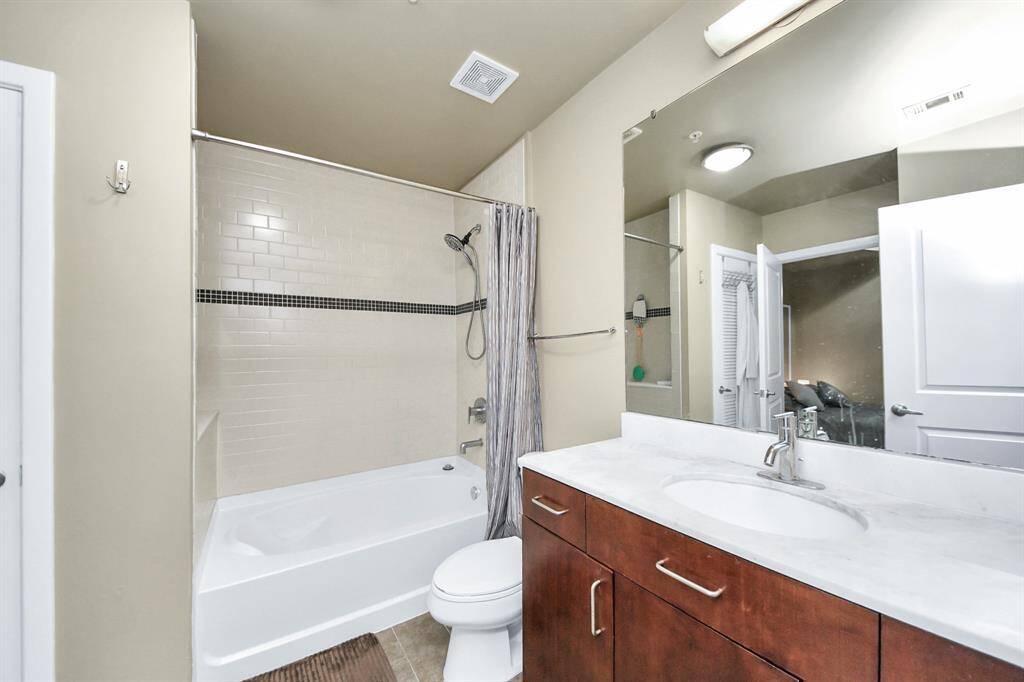 Bathroom with a shower-tub combo, offering a practical and stylish space for relaxation and everyday use!