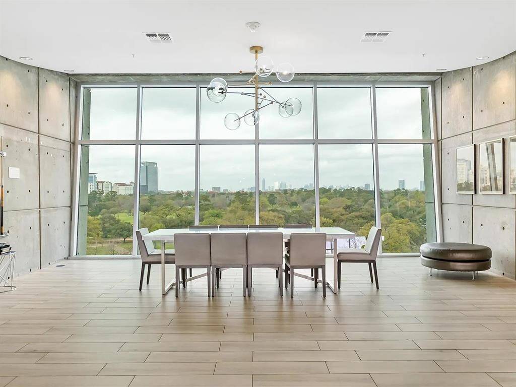 On the 7th floor, enjoy a spacious 10-seat table right by huge windows, offering beautiful views—perfect for meetings, gatherings, or anything you desire!
