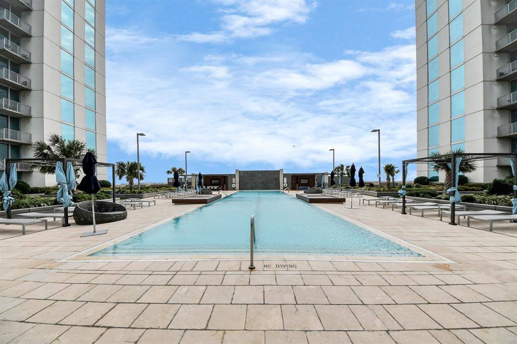 Relax and unwind at the stunning infinity pool on the 7th floor, with breathtaking views of Hermann Park and the Houston skyline!