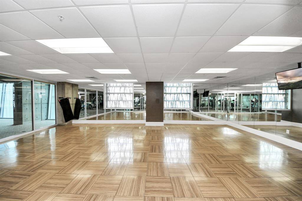 Create your perfect workout space in this expansive room with full-length mirrors—ideal for free workouts and mastering your fitness goals!