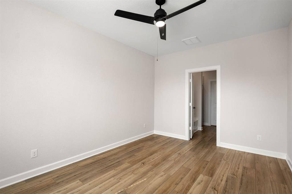 It also includes an en-suite bathroom.