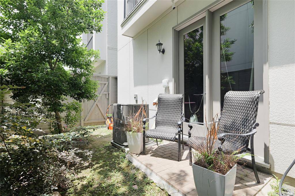 Stunning green space, perfect for a relaxing afternoon at home.