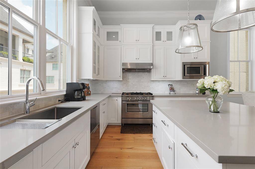 At the heart of the home lies a beautifully designed chef’s kitchen that seamlessly combines function and sophistication. Anchored by stunning quartz countertops, this space offers an abundance of prep and serving area, complemented by a large island perfect for casual dining or gathering with guests.
