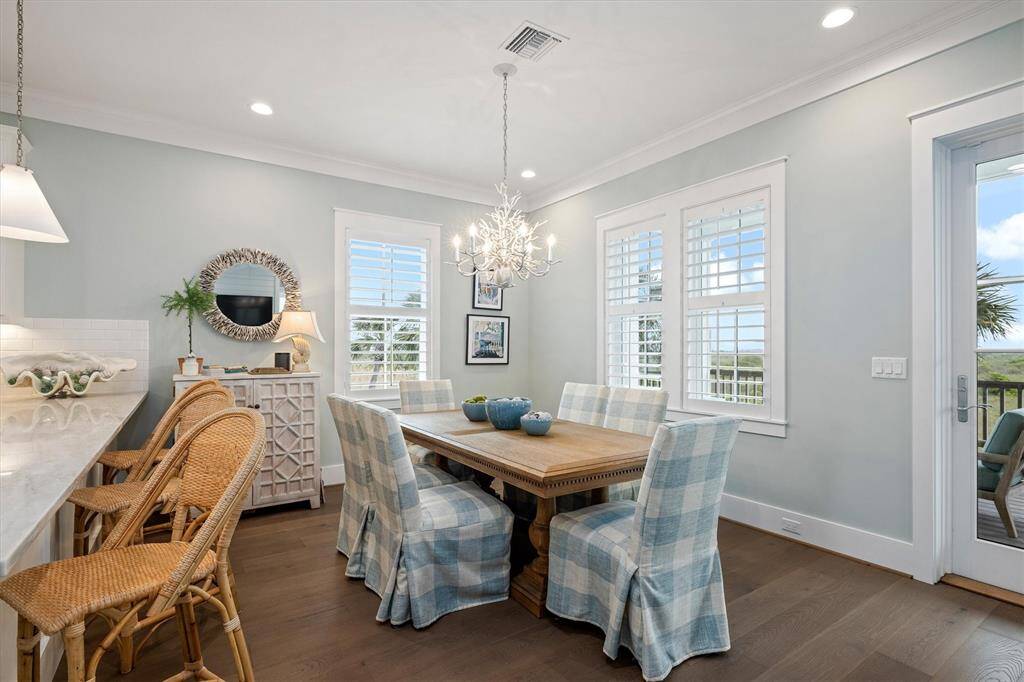 Dining Area with seating for 6 guests.