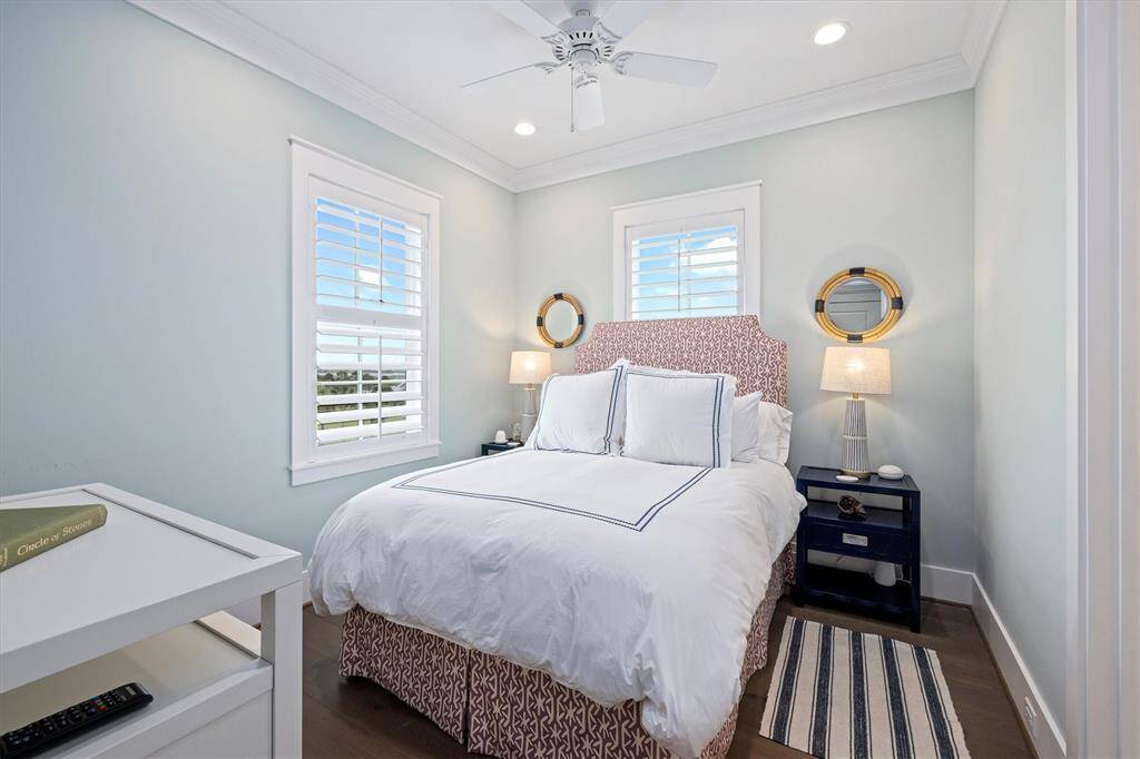 Guest Bedroom (Queen) with en-suite bathroom.