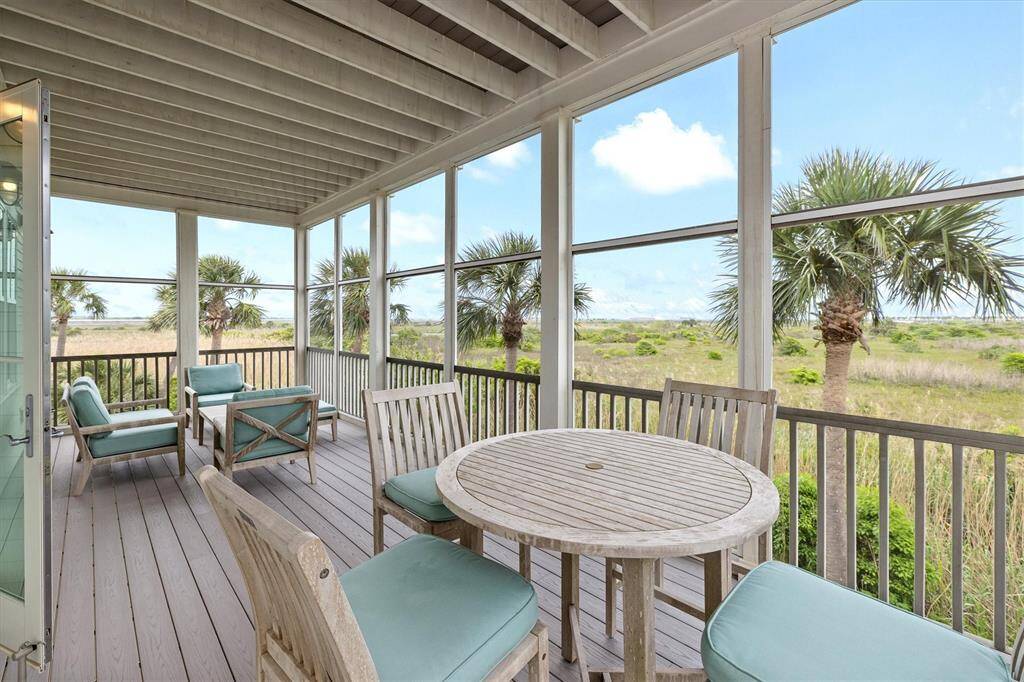 Large screened-in Porch off the Living Room.