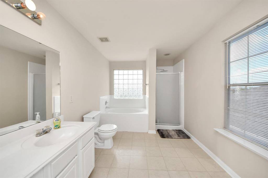 Well maintained primary bathroom!