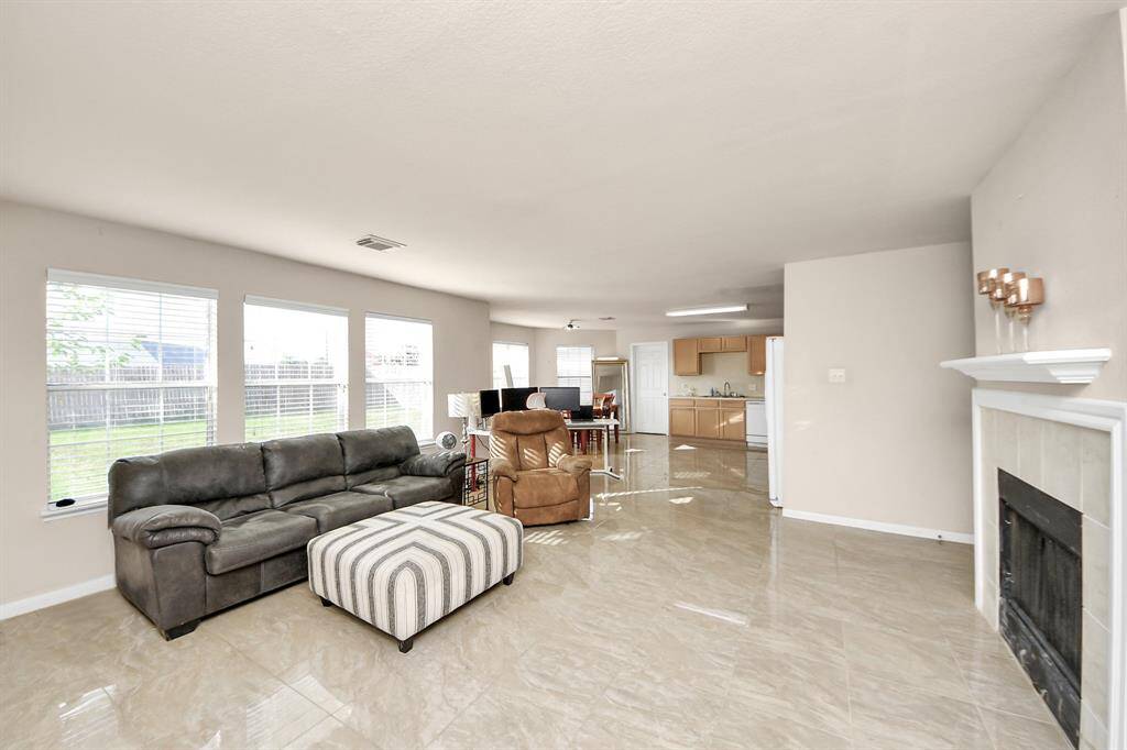 Seamless flow into the kitchen!