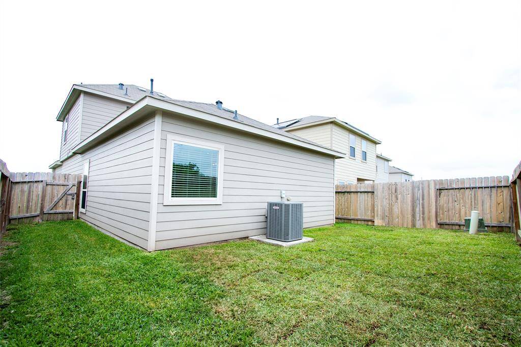 Huge backyard, new grass, no neighbors!