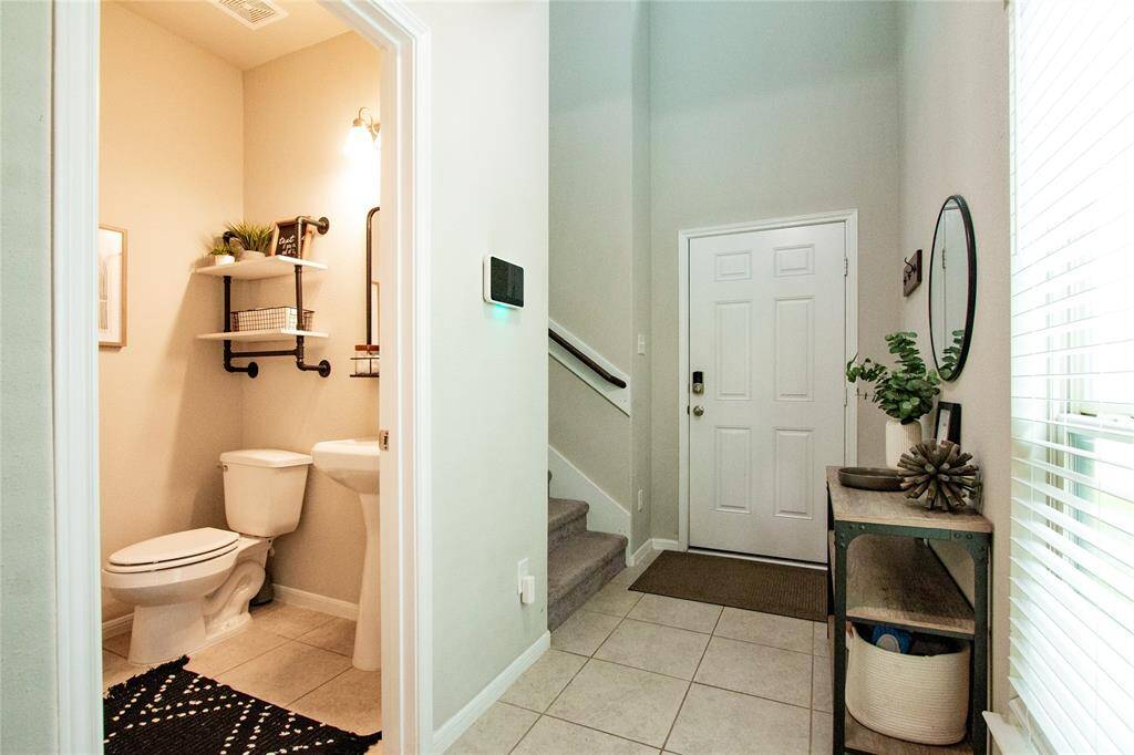Entry hall w half bath
