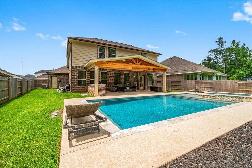 Beautiful custom build Porch, pool, and Hot tub