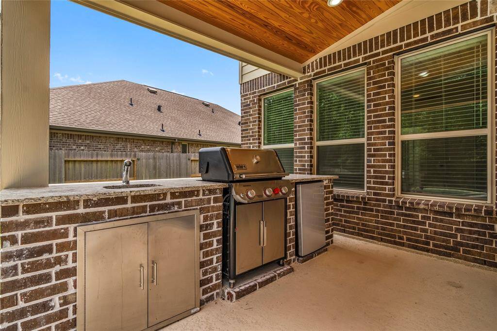 fully equipped outdoor kitchen