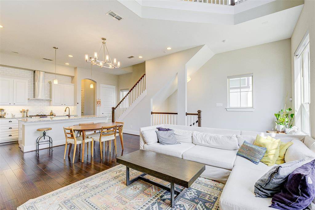 Open concept to kitchen and breakfast bar