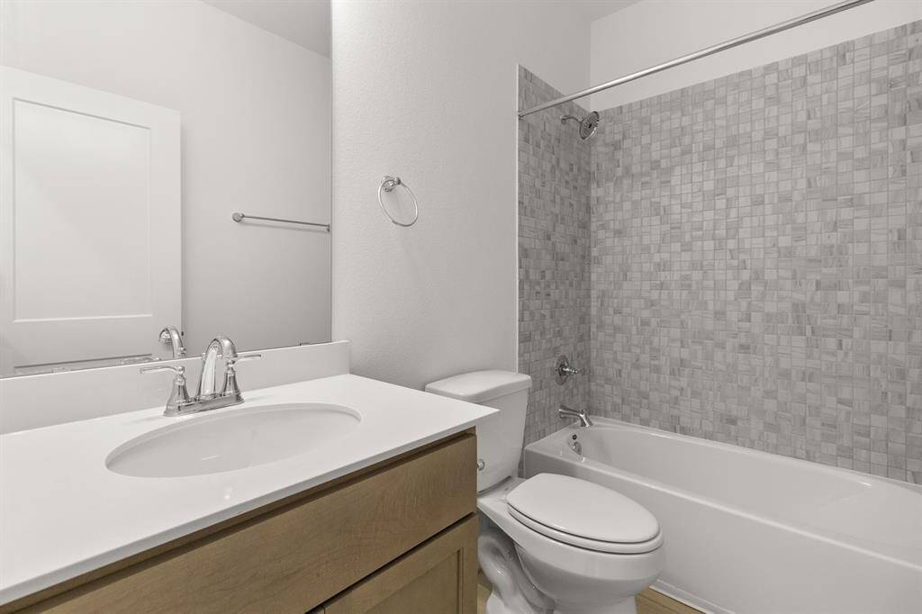 Whether you’re hosting family and friends or for the kiddos, this secondary downstairs bathroom invites you to relax, refresh, and feel right at home.