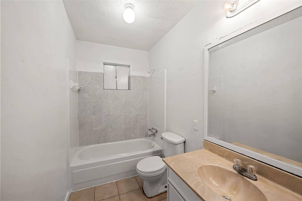 An en-suite bath with shower/tub combination and tile surround is easy to maintain!