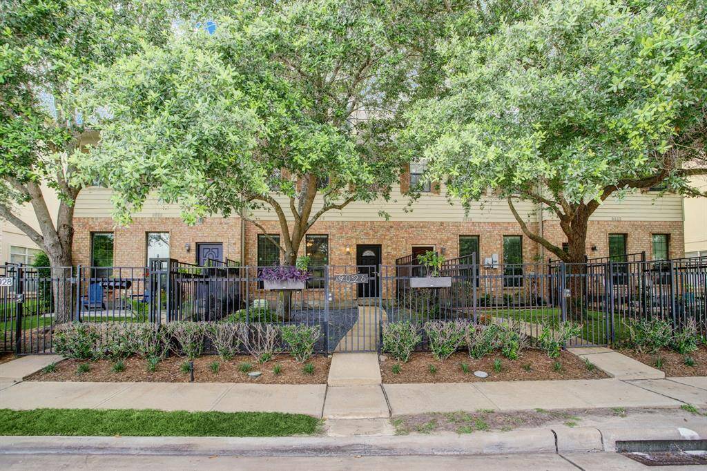 Welcome to 9026 Lakes At 610 Drive Houston, TX 77054 located just South of Loop 610 South and an easy drive to the Texas Medical Center, Reliant Stadium, Downtown Houston++