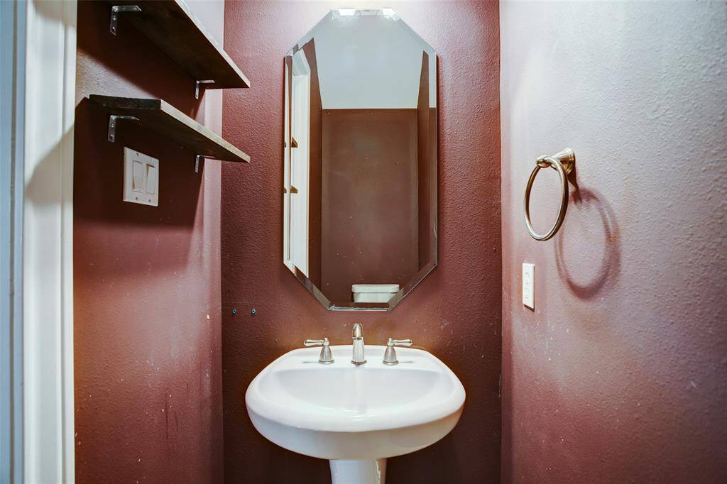 1st floor guest 1/2 bathroom.