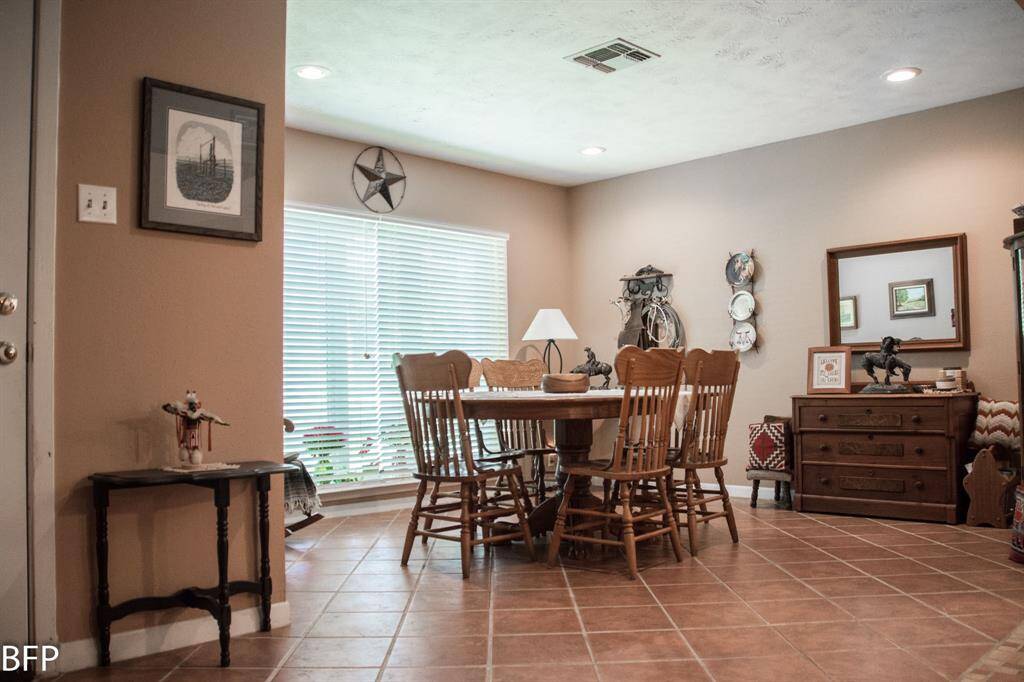 Room for a large family to dine.