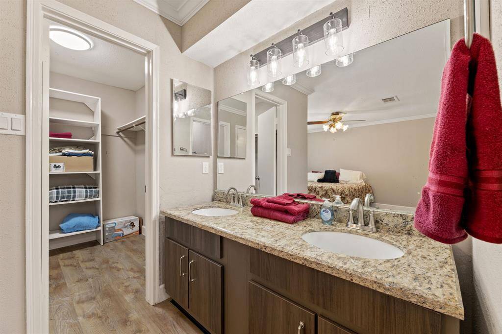 Vanity with dual sinks and walk-in closet