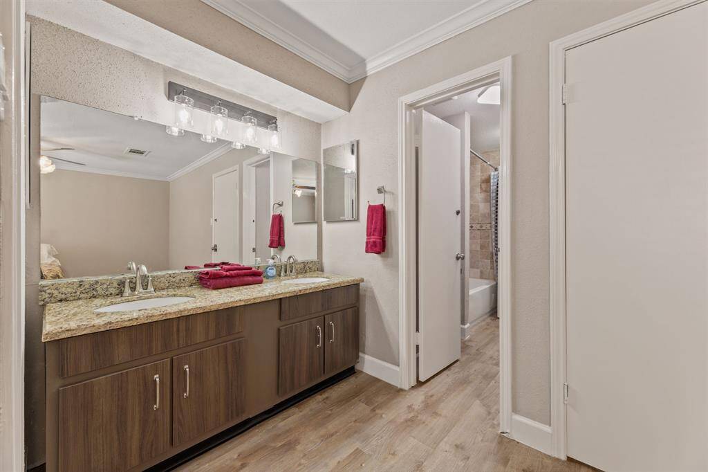 Hollywood bath is shared by both bedrooms