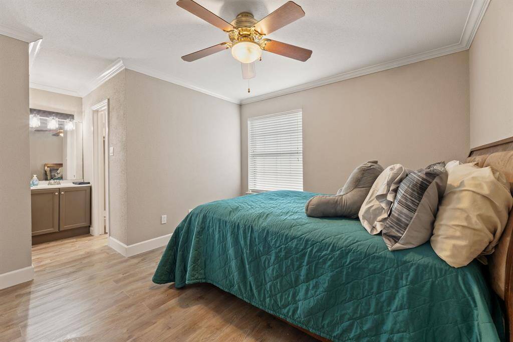 2nd bedroom has a queen-sized bed