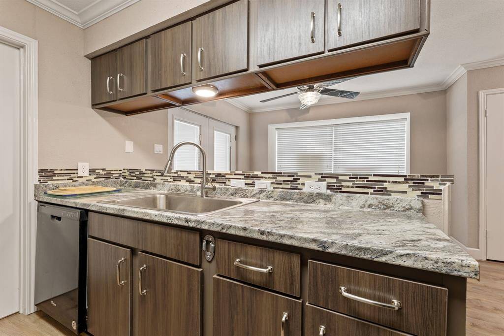 Kitchen sink/dishwater side