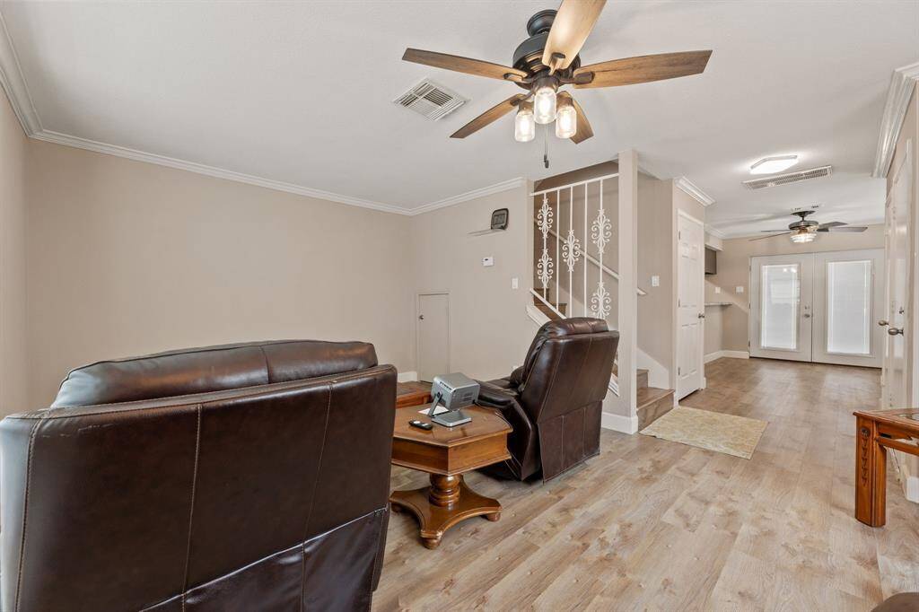 Living room with ceiling fan, view into the dining area